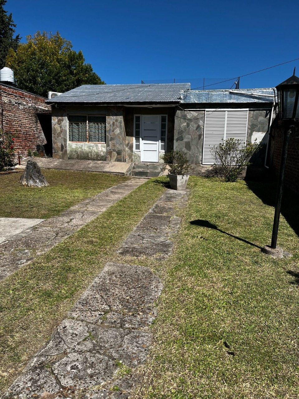 Imagen de la propiedad CASA EN VENTA CON PILETA + LOCAL COMERCIAL