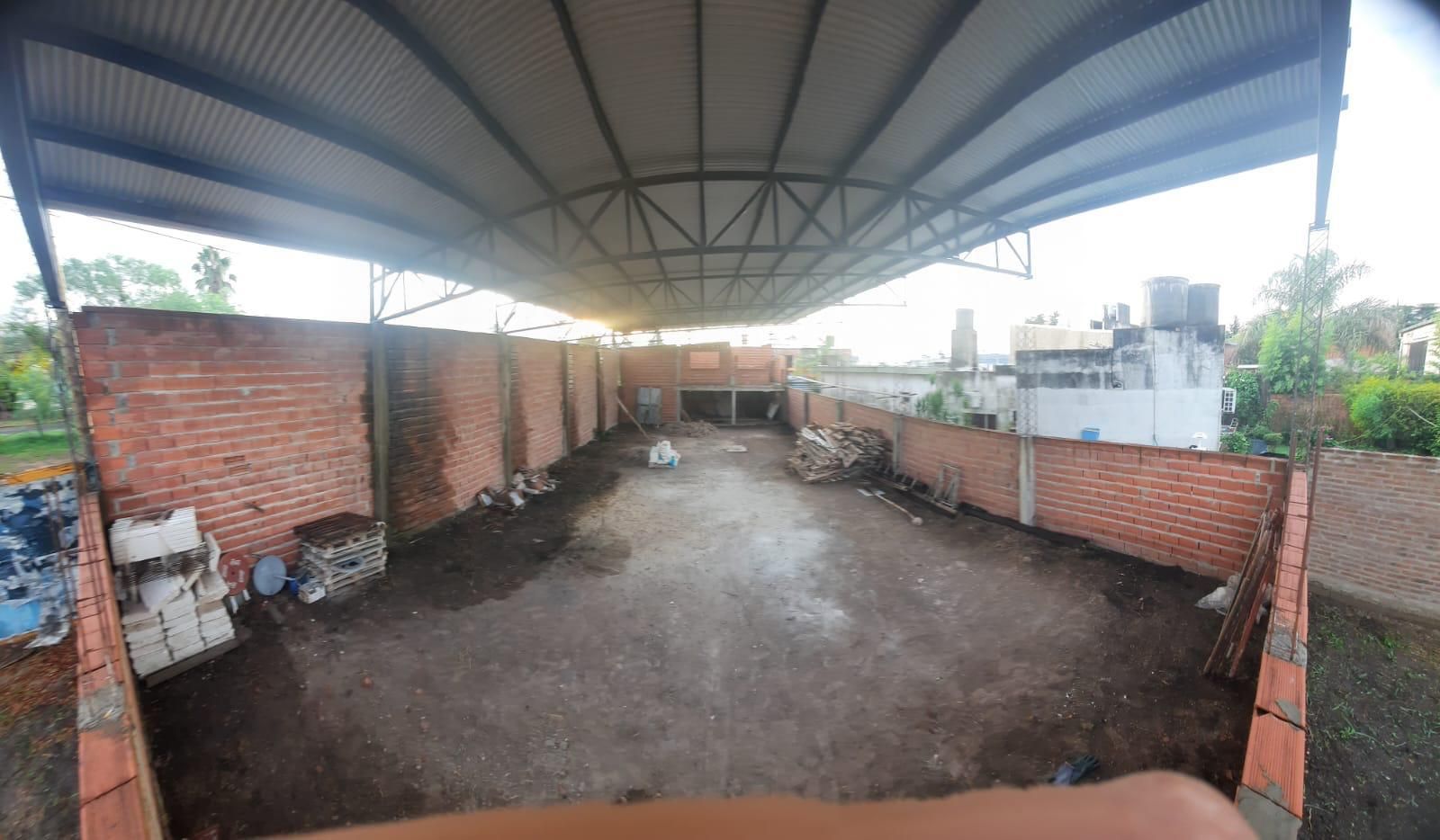 Imagen de la propiedad SALÓN / GALPÓN EN VENTA CON TINGLADO A TERMINAR – ESQUINA ESTRATÉGICA