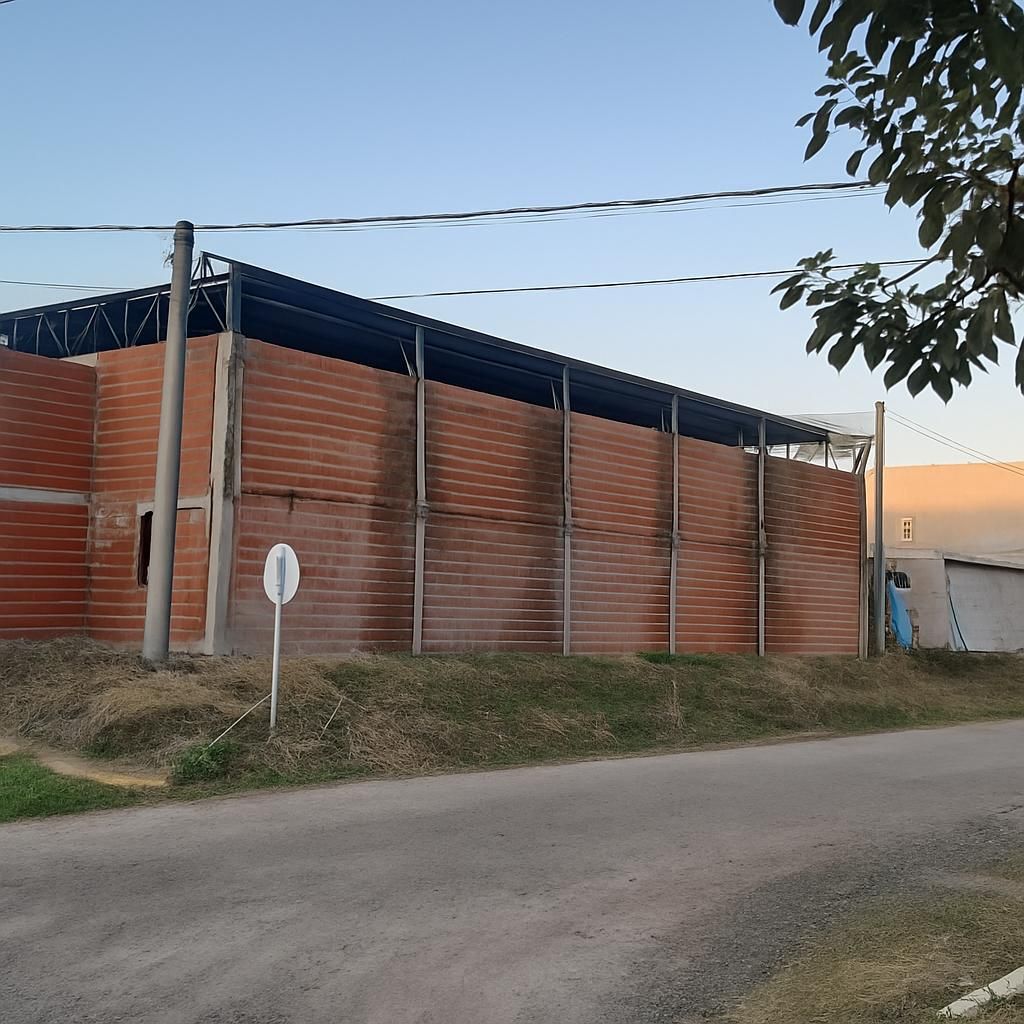 Imagen de la propiedad SALÓN / GALPÓN EN VENTA CON TINGLADO A TERMINAR – ESQUINA ESTRATÉGICA