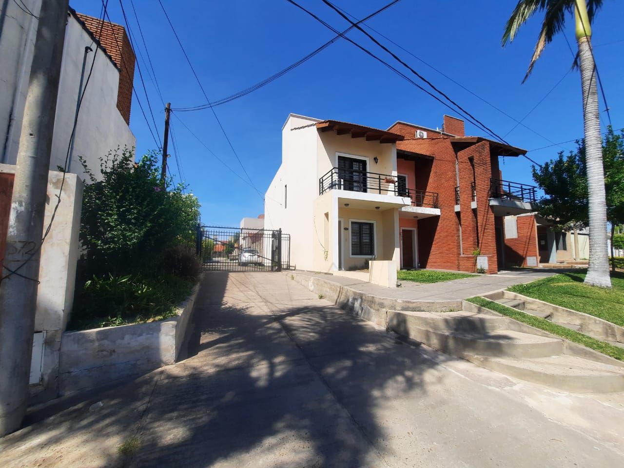 Imagen de la propiedad CASA DE DOS PLANTAS A LA VENTA (APTO CREDITO)