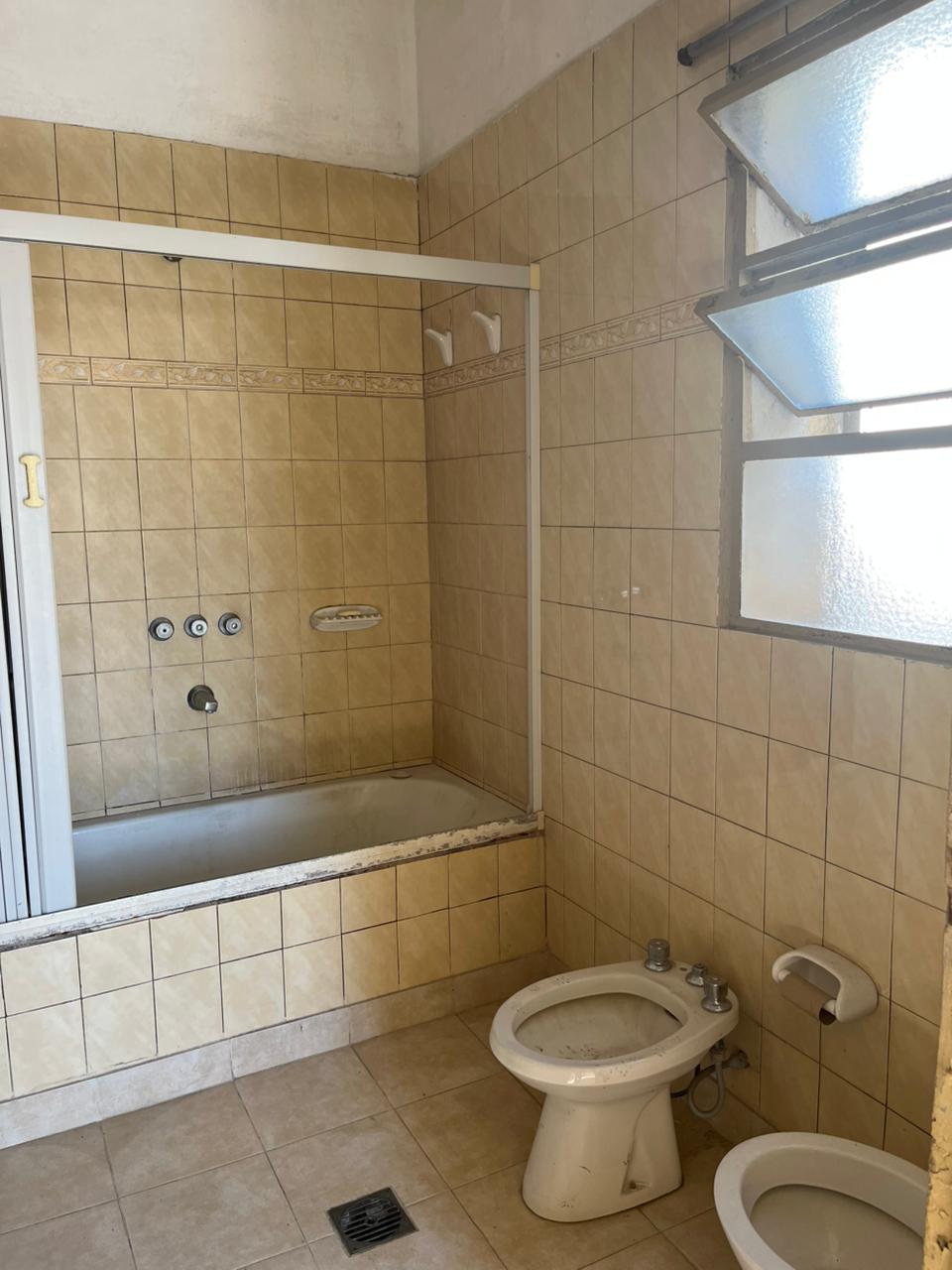 Imagen de la propiedad SE VENDE CASA EN MICROCENTRO (APTA CREDITO)