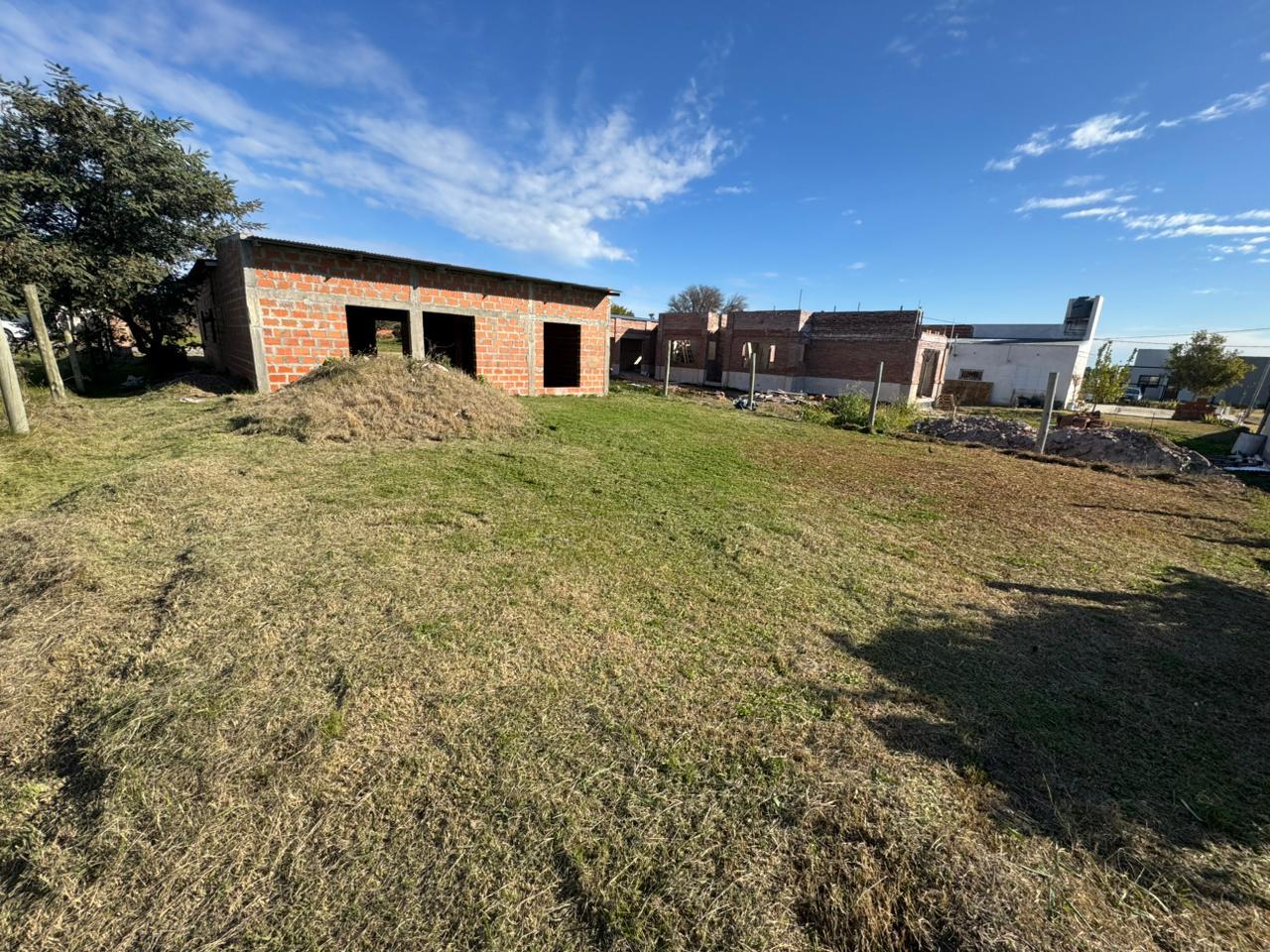 Imagen de la propiedad TERRENO CON CASA A TERMINAR EN VENTA